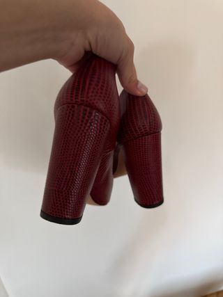 Zapatos de tacón rojos