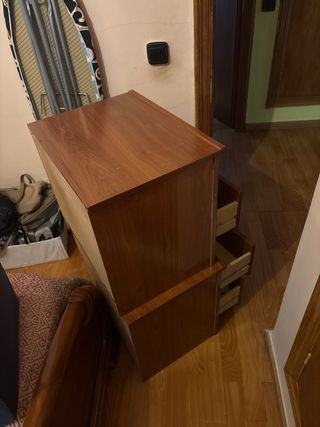 Dos mesitas de noche de madera