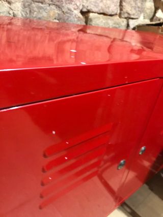 Mueble tipo locker metálico rojo
