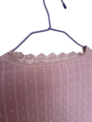 Blusa rosa palo con detalles de encaje