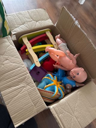 Caja de juguetes variados