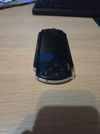 PSP 2004 Nera con Caricatore in Ottime Condizioni