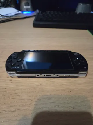 PSP 2004 Nera con Caricatore in Ottime Condizioni