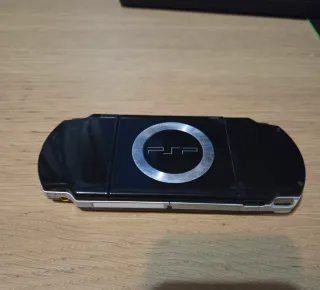 PSP 2004 Nera con Caricatore in Ottime Condizioni