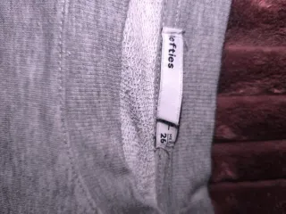 Sudadera gris con estampado rosa