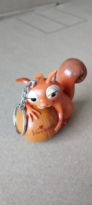 Portachiavi scoiattolo con nocciola