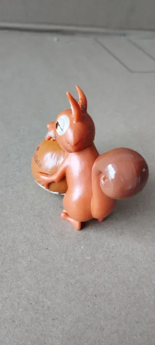 Portachiavi scoiattolo con nocciola