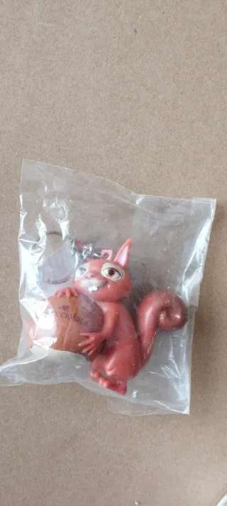 Portachiavi scoiattolo con nocciola