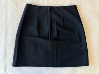 Mini Falda Negra, solo 1 uso.  Material bueno.