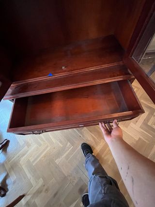 Vitrina de madera con puertas de cristal