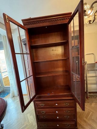 Vitrina de madera con puertas de cristal
