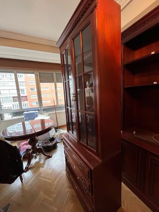 Vitrina de madera con puertas de cristal