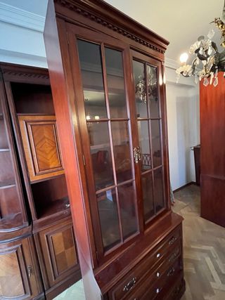 Vitrina de madera con puertas de cristal