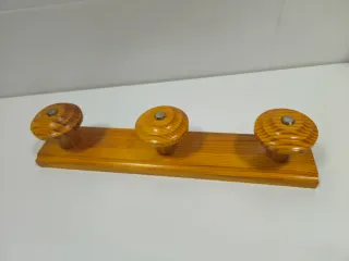 Perchero de madera con 3 ganchos
