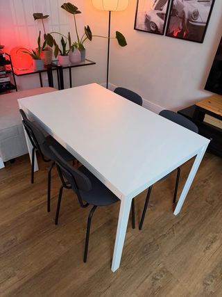 Mesa extensible de 120 a 180 y 4 sillas