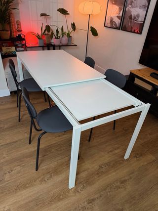 Mesa extensible de 120 a 180 y 4 sillas