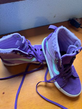 Playeras VANS altas moradas Talla 34