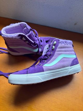 Playeras VANS altas moradas Talla 34
