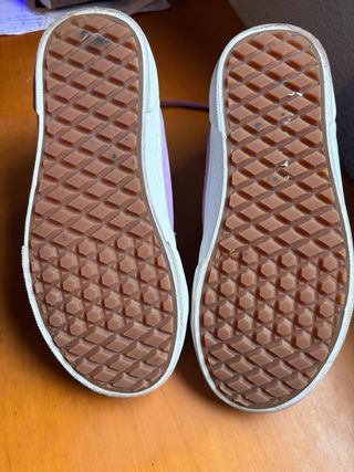 Playeras VANS altas moradas Talla 34