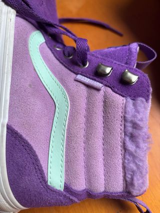 Playeras VANS altas moradas Talla 34