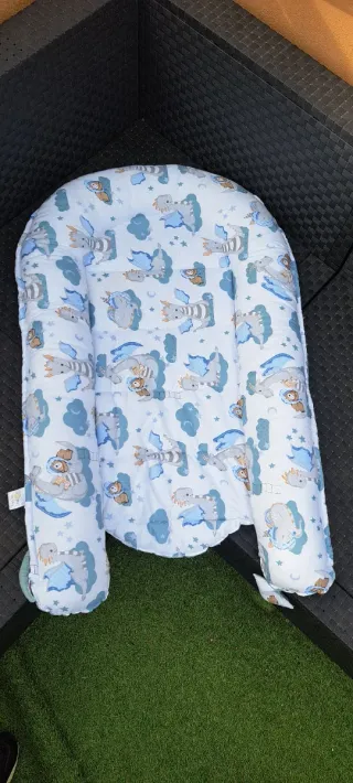 Cambiador de bebé con estampado de nubes