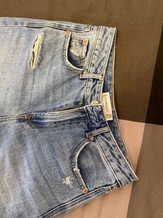 Pantalón tejano ancho desgastado