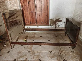 Cama antigua de madera