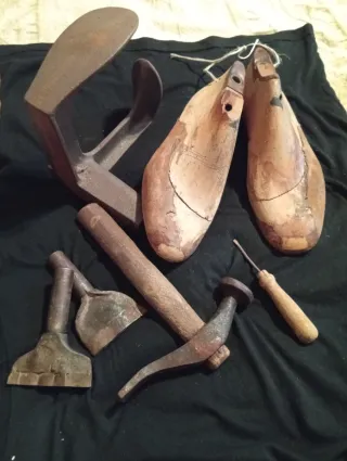 Set antichi attrezzi da calzolaio