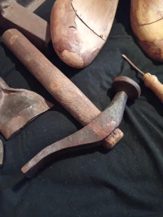 Set antichi attrezzi da calzolaio