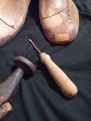 Set antichi attrezzi da calzolaio