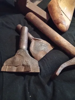 Set antichi attrezzi da calzolaio