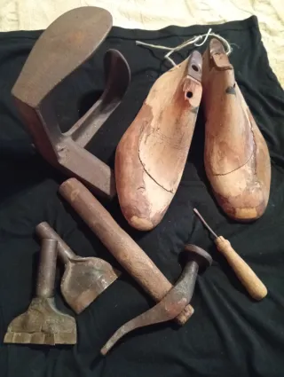 Set antichi attrezzi da calzolaio