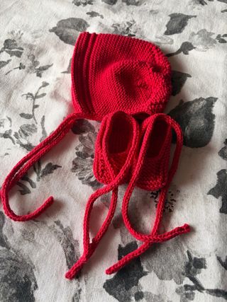 Capota y patucos bebé punto rojo