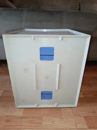 Cajonera azul y blanca de plástico