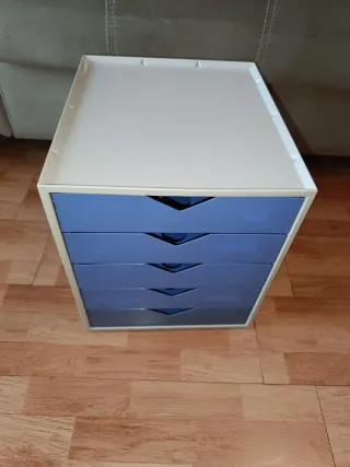 Cajonera azul y blanca de plástico