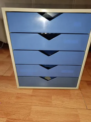 Cajonera azul y blanca de plástico