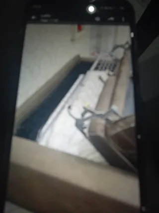 Divano tessuto beige/marrone con un piccolo segno