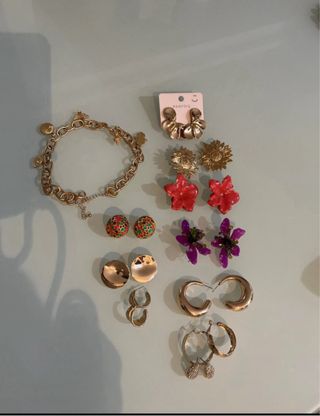 Lote de Joyas Doradas y Rojas