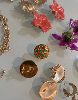 Lote de Joyas Doradas y Rojas