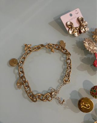 Lote de Joyas Doradas y Rojas