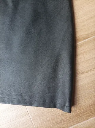 Minifalda de piel negra con cremallera
