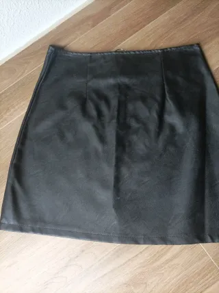 Minifalda de piel negra con cremallera