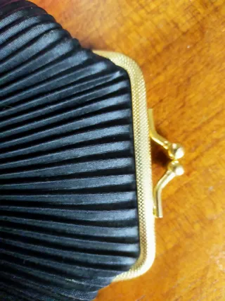 Portamonete nero plissettato con chiusura clic