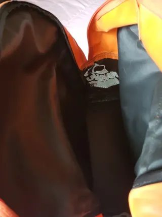 Mochila Karhu Snow Time Negra y Naranja