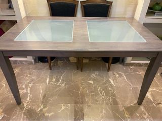 Mesa comedor madera maciza color gris con cristal.