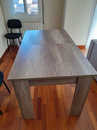 Mesa de comedor de madera