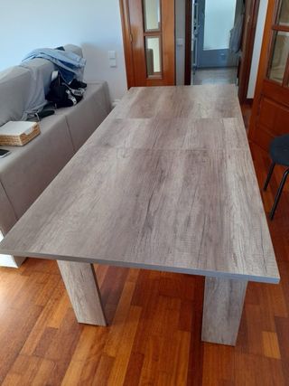 Mesa de comedor de madera