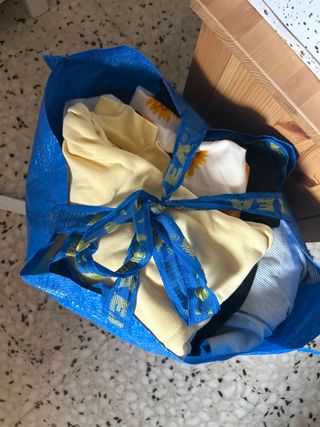 Bolsa IKEA con ropa variada: Zara, Oysho, Compañía