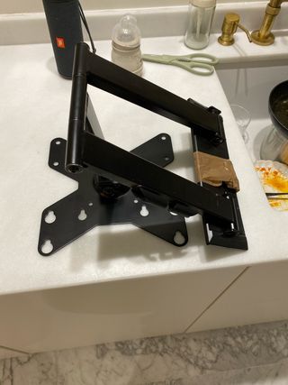 Soporte TV pared articulado negro. Marca Gisan.