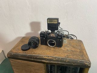 Cámara Zenit EM Vintage con Flash y Película
